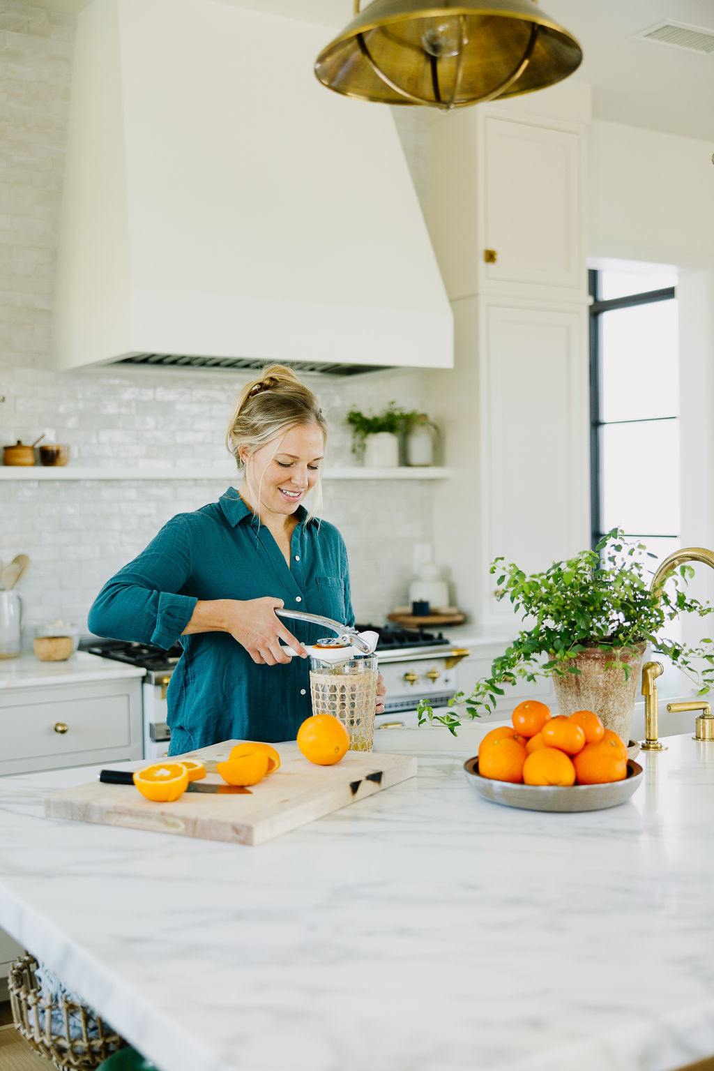 Freshly squeezing orange juice from Main Squeeze oranges grown at Novelty Farming.